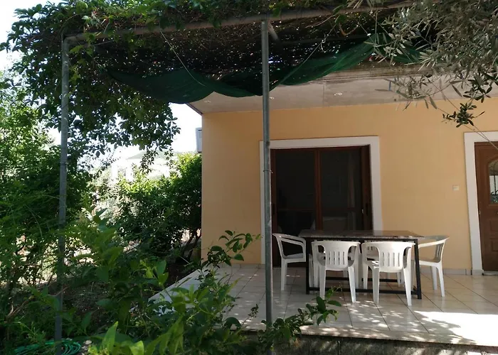 Lefkas House With Garden