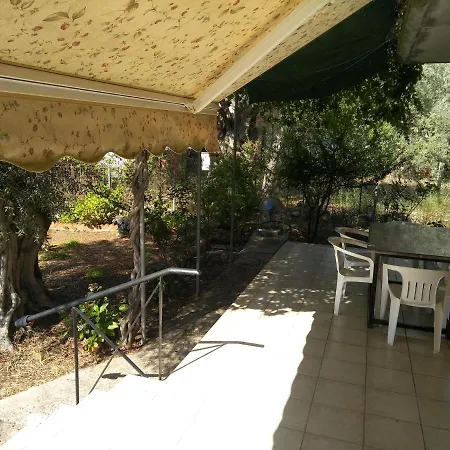 Lefkas House With Garden Case de vacanță Tsoukaládhes