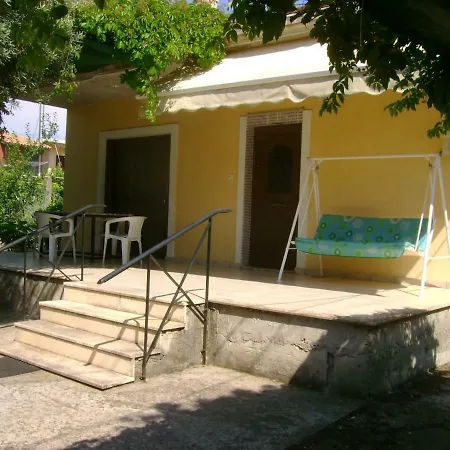 Lefkas House With Garden Tsoukaládhes